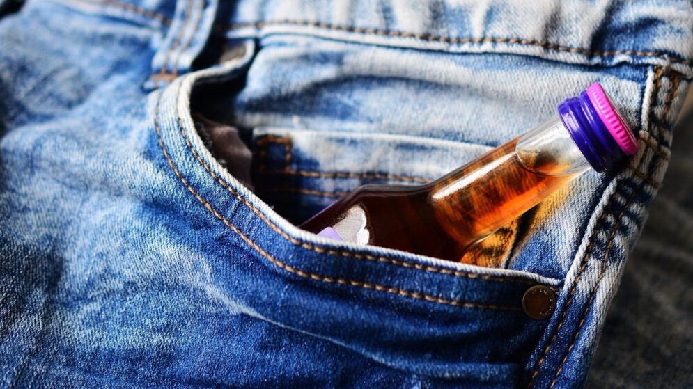 Eng Fläsch Alkohol an Ärer Tasche