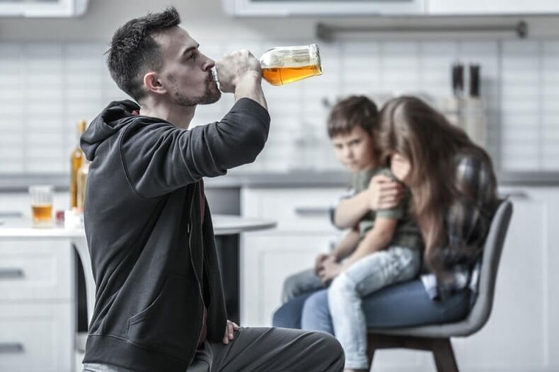 e Mann drénken Alkohol wéi him ze hëllefen opzehalen