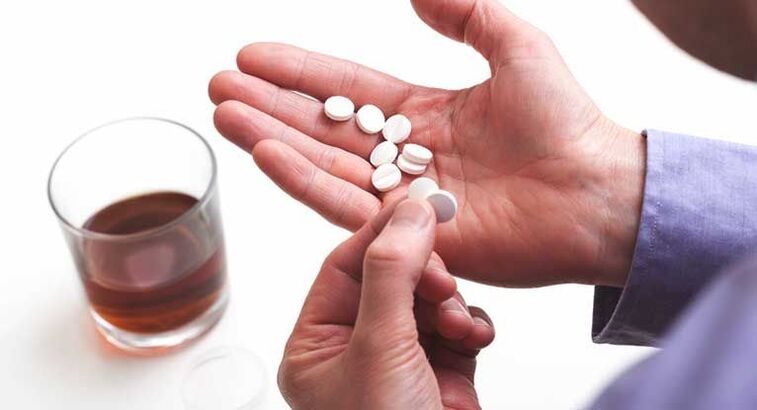 Ass et méiglech Alkohol mat Antibiotike ze drénken
