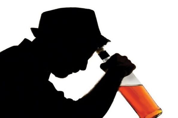 e Mann drénkt Alkohol wéi opzehalen